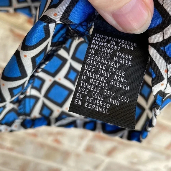 Unique Spectrum Blue Geometric Zipper Sleeveless Blouse - Picture 4 of 10